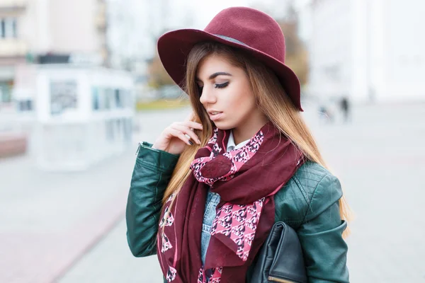Portrait of a beautiful young girl in the hat and scarf — Stockfoto