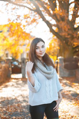 Bir ışık güzel kız örgü kazak sonbahar yeşillik zemin üzerine