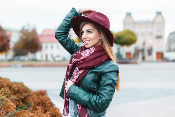 Belle fille à la mode posant dans la ville — Photo