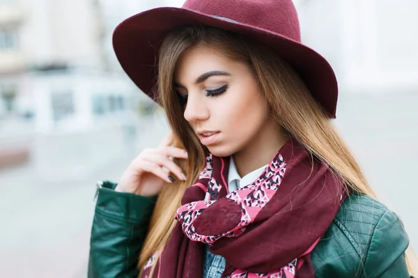 Close-up portrait of a beautiful young girl in a fashionable hat and stylish scarf — Stok fotoğraf