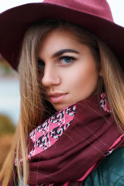 Belo retrato de close-up de menina na moda em um chapéu — Fotografia de Stock