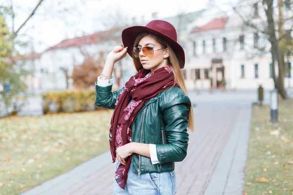Young girl in sunglasses and stylish hat — 图库照片