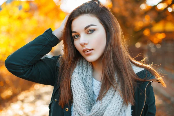 Giovane bella donna nel parco autunnale — Foto Stock