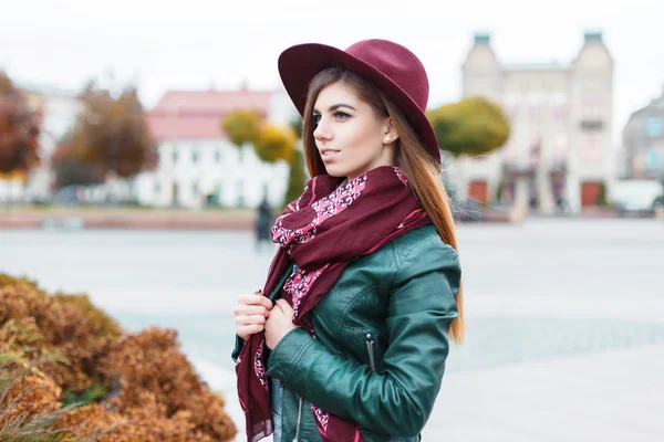 Mulher na moda bonita em um chapéu e lenço posando na cidade — Fotografia de Stock