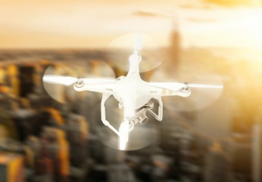 Quadrocopter drone ile şehrin arka plan üzerinde fotoğraf makinesi