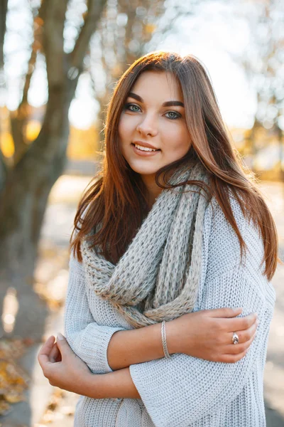 Beautiful young smiling brunette woman - colorful autumn portrai — Stock Photo, Image