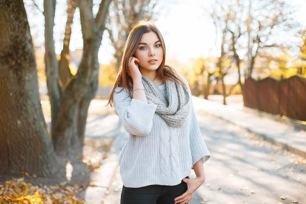 Hermosa mujer joven en suéter de punto vintage en el fondo del parque de otoño —  Fotos de Stock