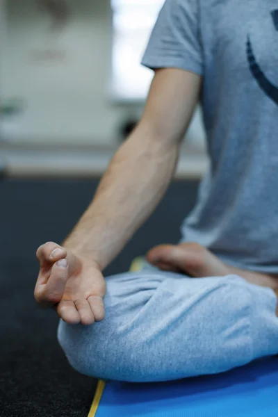 Ung mand gør yoga - Stock-foto