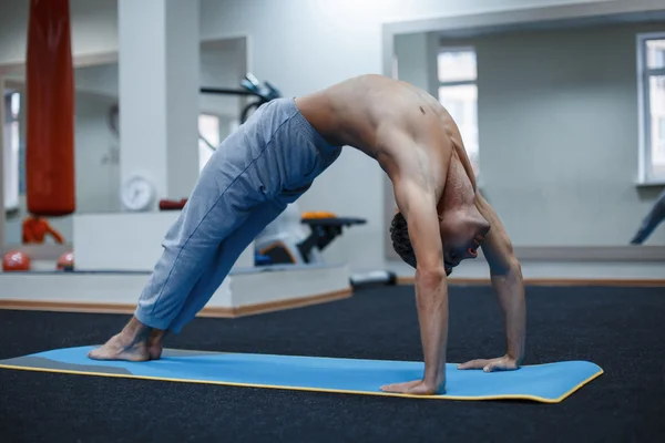 Homem na aula de ioga no estúdio de fitness — Fotografia de Stock