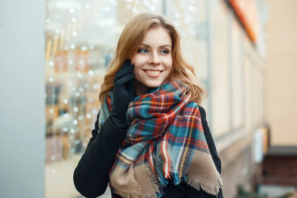 Mujer bonita con una sonrisa dulce hace las compras de Navidad — Foto de Stock