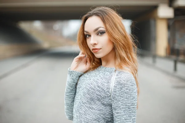 Portrait of a beautiful girl in a sweater on the street — 图库照片