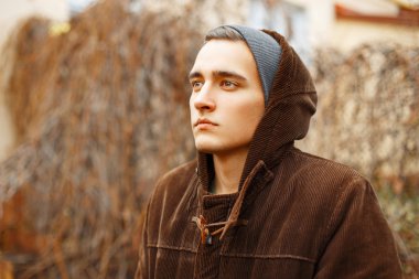 Adam bir örme kap ve şık ceket