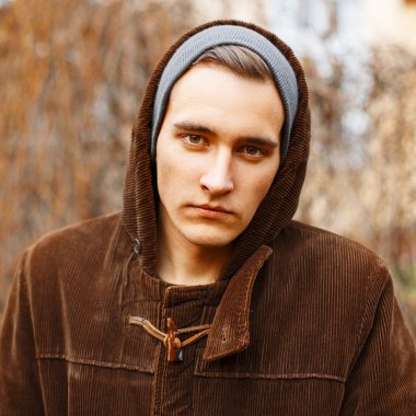 Sonbahar bulutlu gün yakışıklı genç adam. 