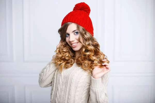 빨간 모자와 니트 스웨터에 아름 다운 미소와 예쁜 여자 — 스톡 사진