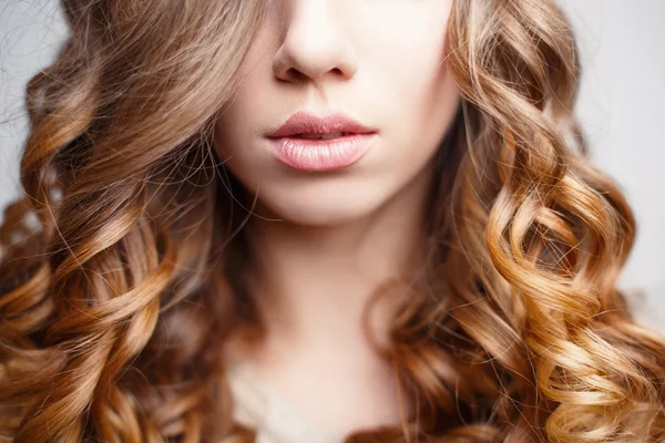 Krásné růžové rty detail. Dívka s kudrnatými vlasy — Stock fotografie