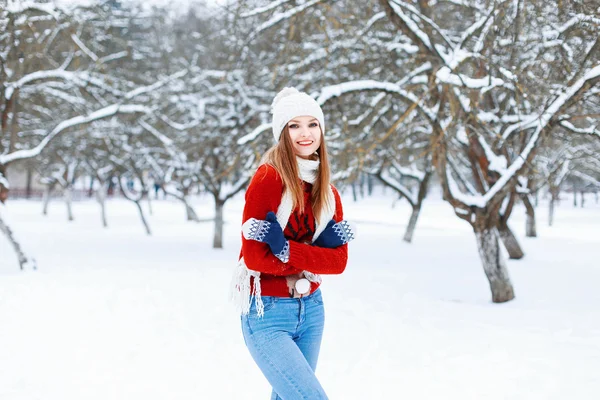 Young fashionable girl in a warm vintage winter clothes in winter snowy day. — 图库照片