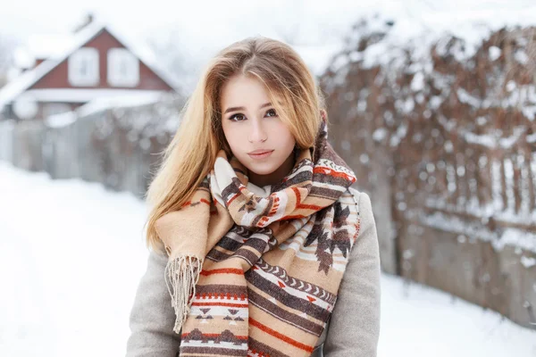 Young beautiful rural girl on vacation walking in the countryside — Stockfoto