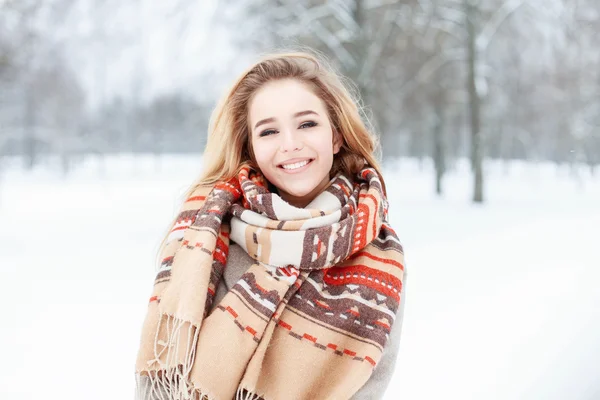 Joven hermosa chica con una linda sonrisa en bufanda vintage y mitones en el día de invierno —  Fotos de Stock