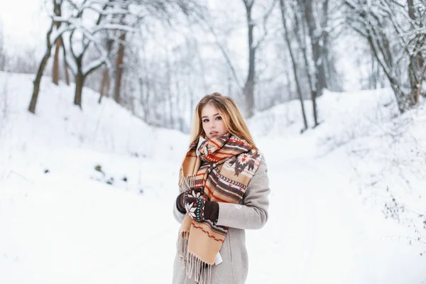Mulher bonita nova em uma roupa de inverno na moda em um contexto do parque — Fotografia de Stock