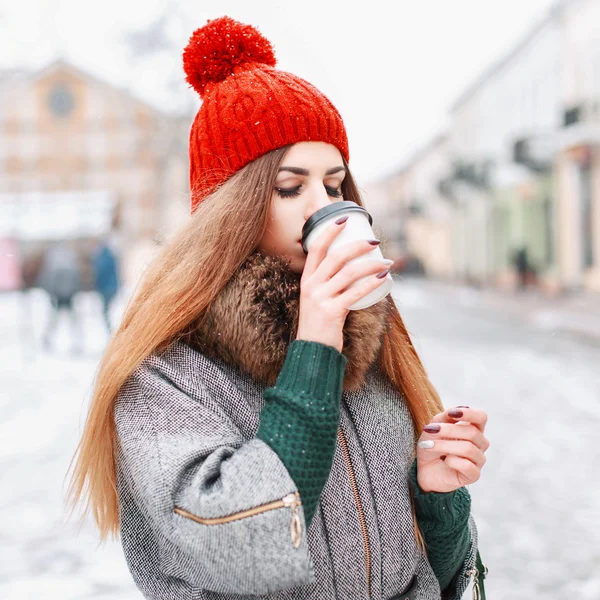 Young beautiful girl drinking hot coffee in the winter cold day — 图库照片