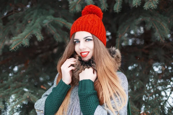 Beautiful young girl with a cute smile in winter fashionable clothes — Stok fotoğraf