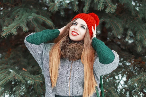 Jeune belle fille avec des lèvres rouges et un chapeau tricoté marche dans le parc. Vacances de bon temps — Photo