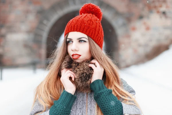 Close-up portrait of a beautiful girl in winter fashionable clothes — 图库照片