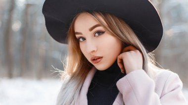 Yakın çekim portre bir kış gününde şık şapka içinde güzel bir kız.