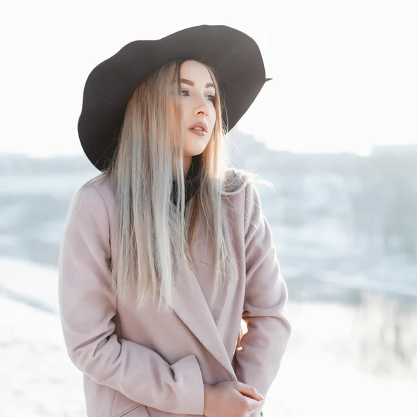 Beautiful stylish girl on a winter day — Φωτογραφία Αρχείου