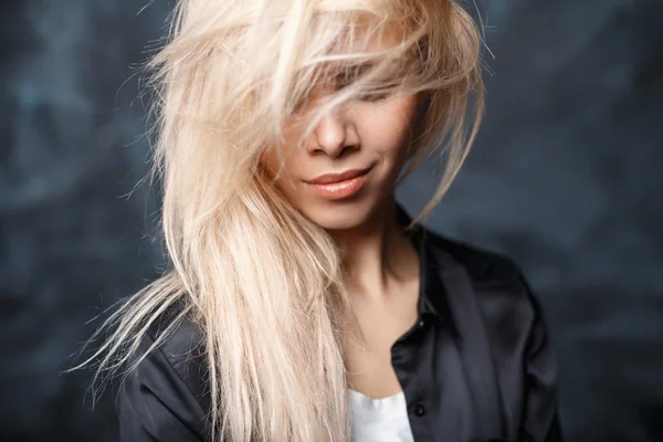 Retrato de cerca de una hermosa mujer con el pelo rubio acariciado — Foto de Stock