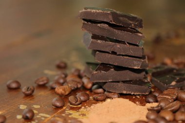 Acı çikolata parçaları, kırık bir sütunda yalan.