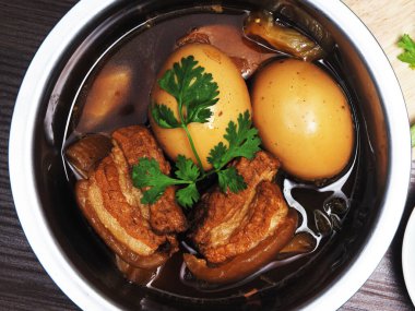 Haşlanmış domuz eti ve yumurta Tayland usulü pişirilmiş aşevi tarifi.