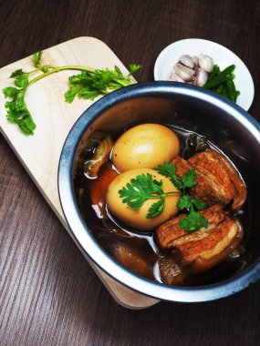 Haşlanmış domuz eti ve yumurta Tayland usulü pişirilmiş aşevi tarifi.