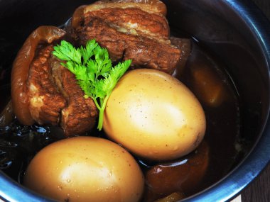 Haşlanmış domuz eti ve yumurta Tayland usulü pişirilmiş aşevi tarifi.