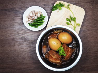 Haşlanmış tarif ve bitki yıldızı anason tarçınlı sarımsak. 