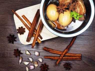 Haşlanmış tarif ve bitki yıldızı anason tarçınlı sarımsak. 