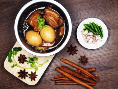 Haşlanmış tarif ve bitki yıldızı anason tarçınlı sarımsak. 