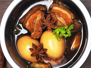 Haşlanmış tarif ve bitki yıldızı anason tarçınlı sarımsak. 