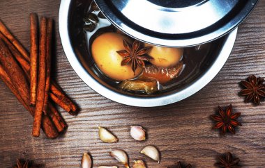 Haşlanmış tarif ve bitki yıldızı anason tarçınlı sarımsak. 