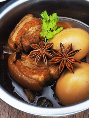 Haşlanmış tarif ve bitki yıldızı anason tarçınlı sarımsak. 