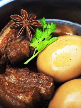 Haşlanmış tarif ve bitki yıldızı anason tarçınlı sarımsak. 