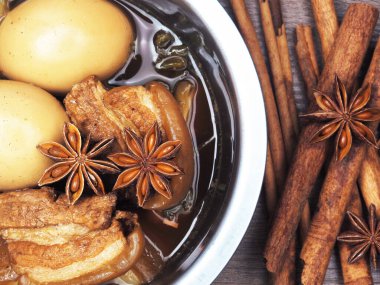 Haşlanmış tarif ve bitki yıldızı anason tarçınlı sarımsak. 