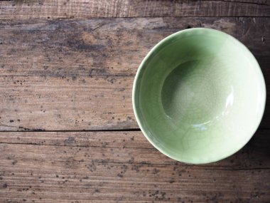 Tahtada yeşil seramik darbe