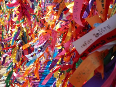 Piyasada renkli Çin bayrakları