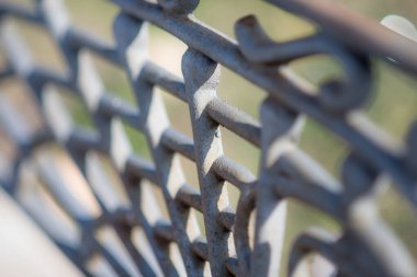 Eski paslı demir çit