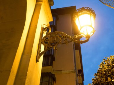 Gece şehrinde fener