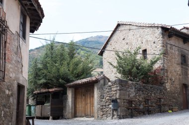 İspanya dağındaki La Barra kasabası.