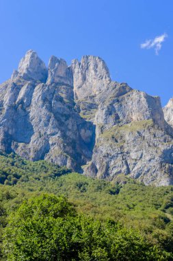 Dağların manzarası ve mavi gökyüzü