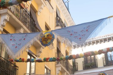 Sokakta Noel için dekore edilmiş süslemeler.