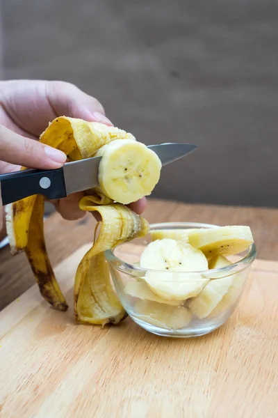 Fetta una banana su tavolo di legno — Foto Stock